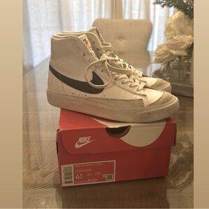 Nike Blazer Mid ‘77 Size 4.5Y